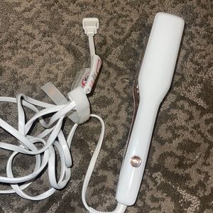 New straightener only used twice selling bc I don’t use it